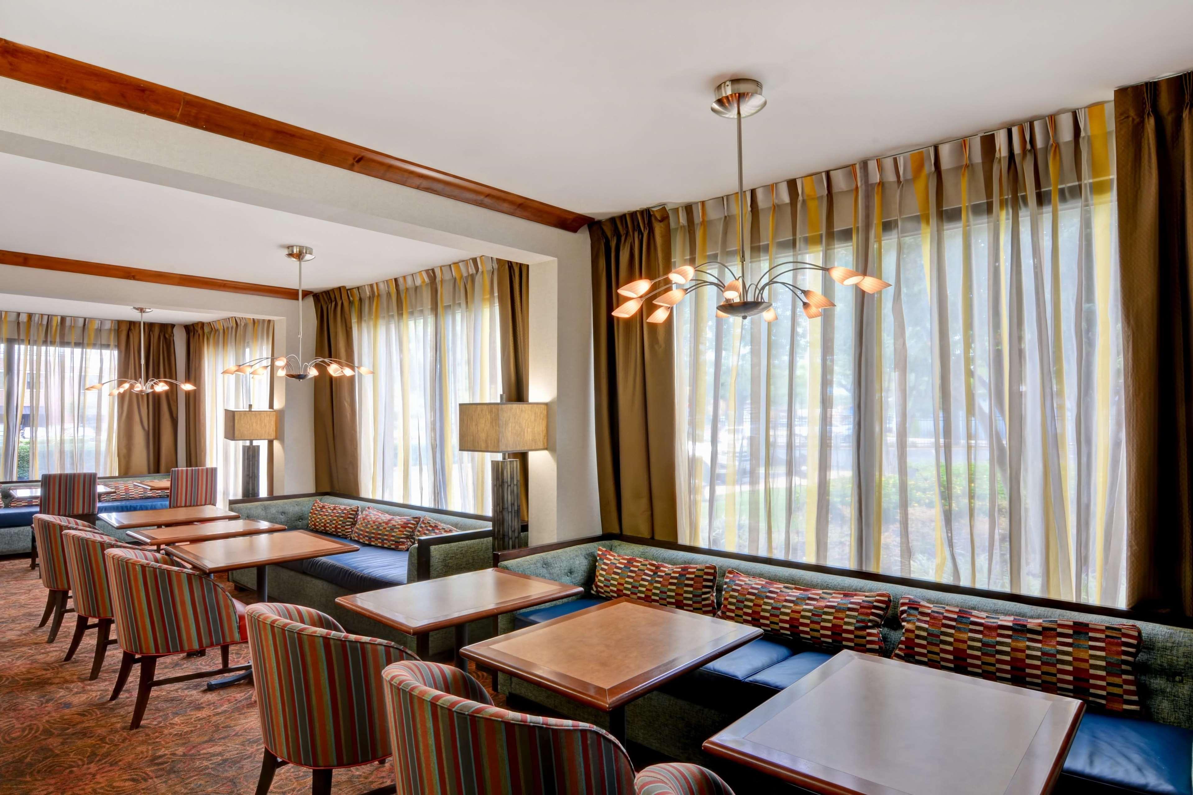 Hampton Inn Memphis Poplar Екстериор снимка