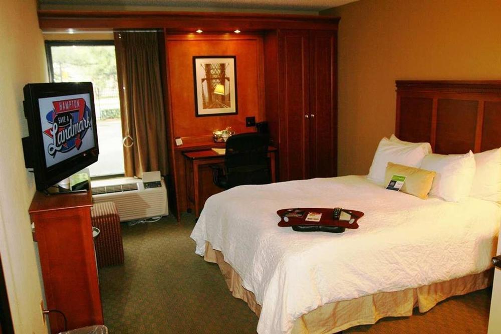 Hampton Inn Memphis Poplar Стая снимка
