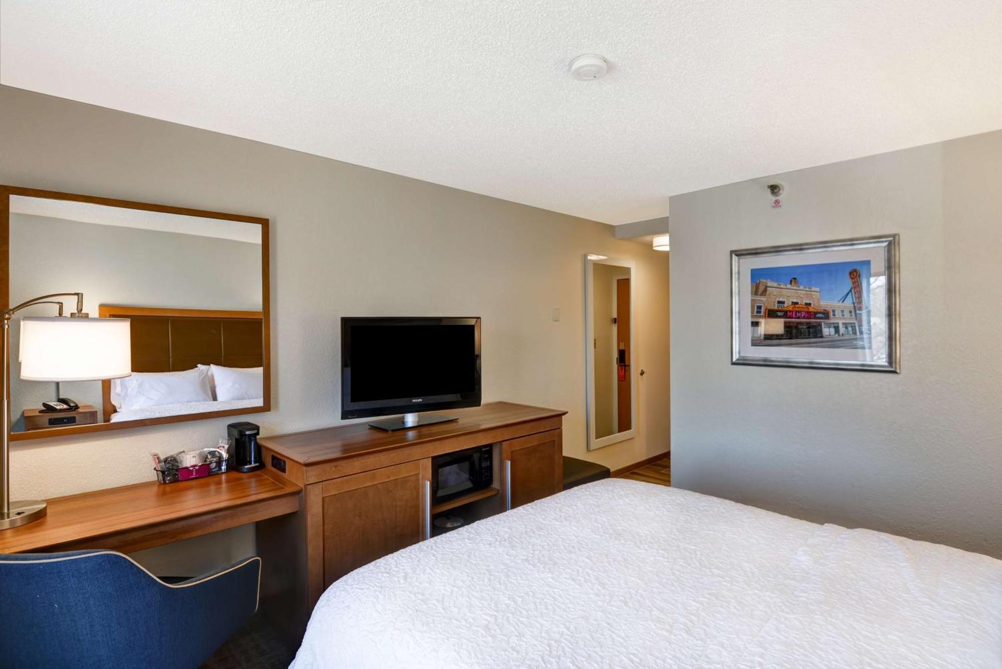 Hampton Inn Memphis Poplar Екстериор снимка