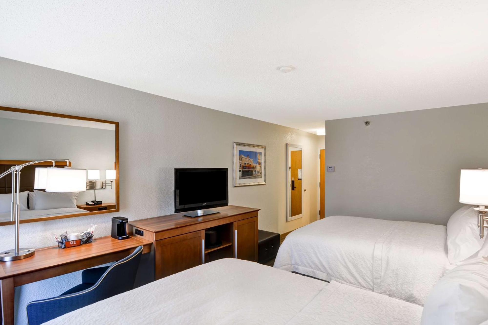 Hampton Inn Memphis Poplar Екстериор снимка