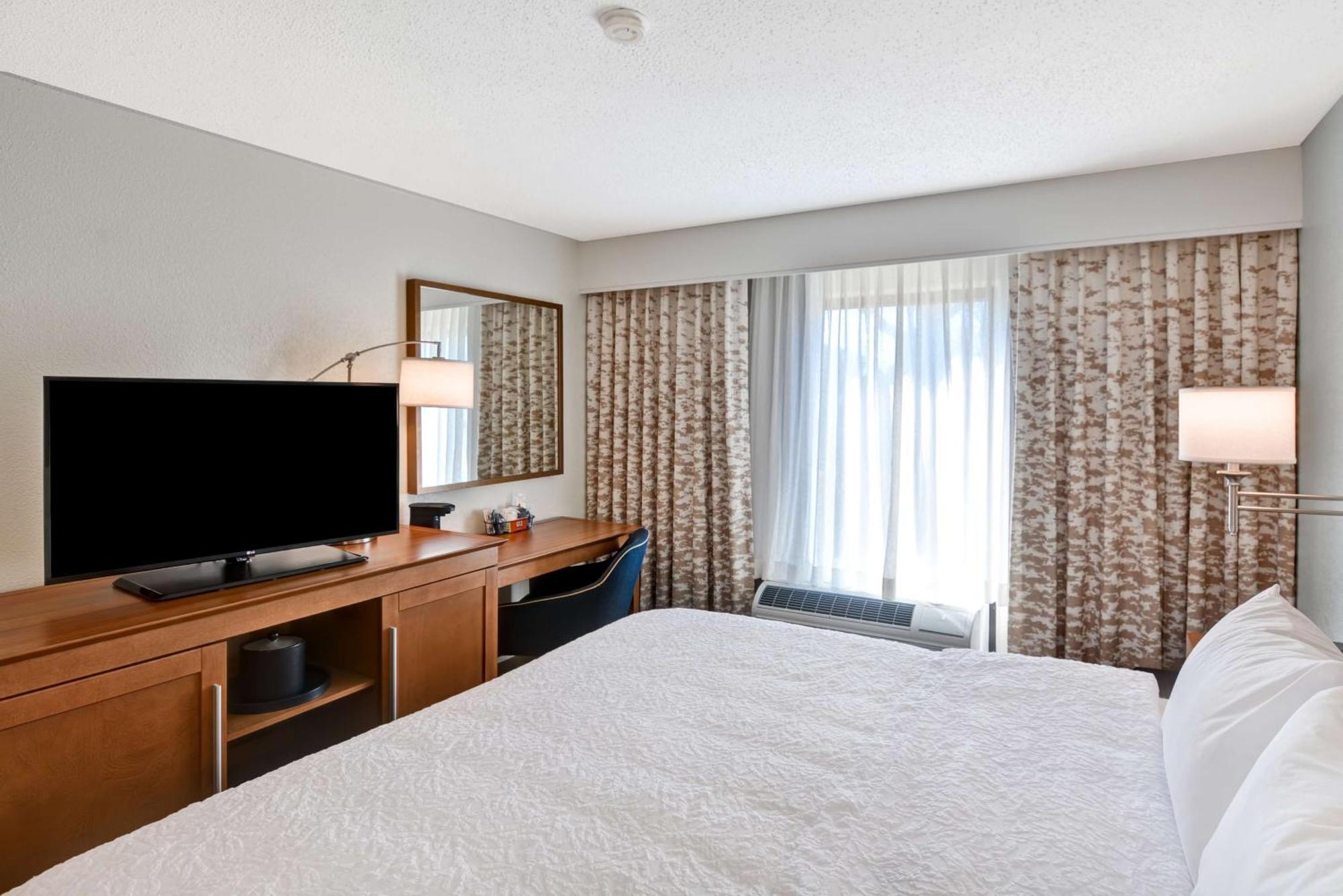 Hampton Inn Memphis Poplar Екстериор снимка