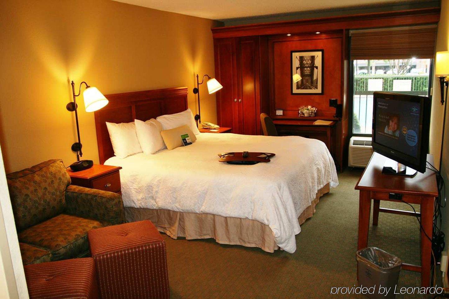 Hampton Inn Memphis Poplar Стая снимка