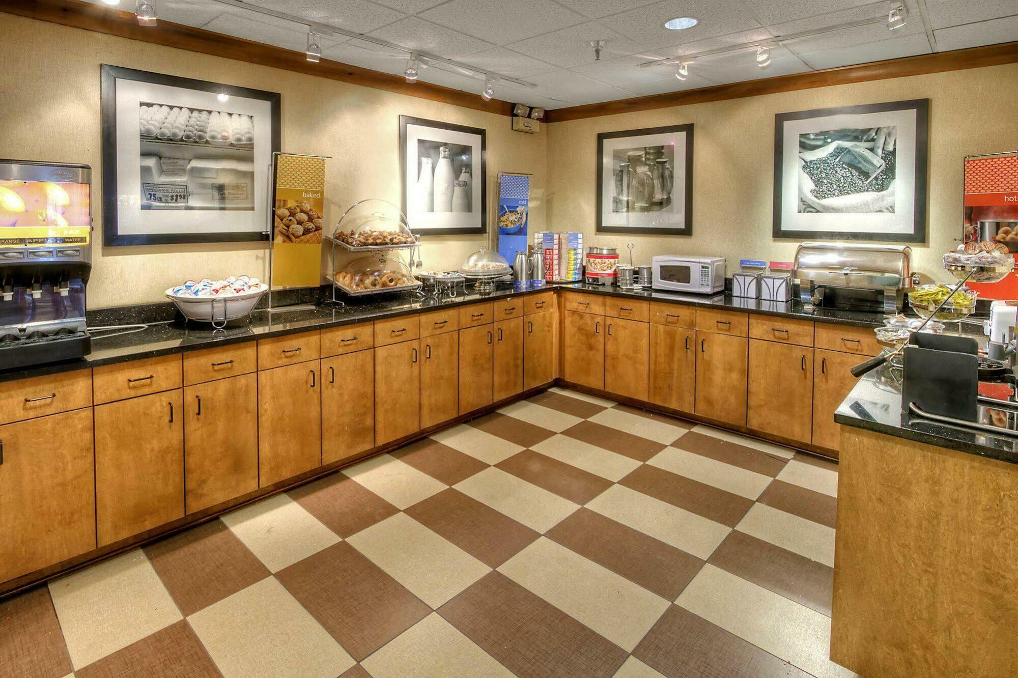 Hampton Inn Memphis Poplar Екстериор снимка