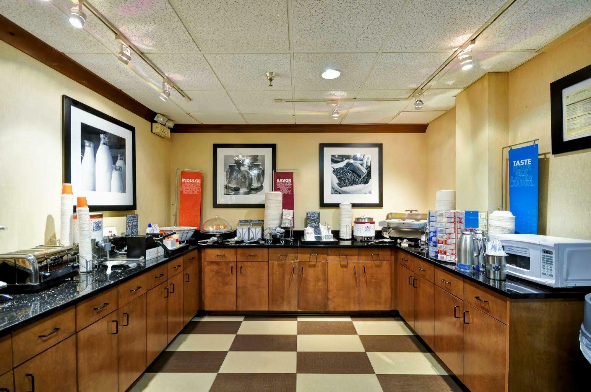 Hampton Inn Memphis Poplar Екстериор снимка
